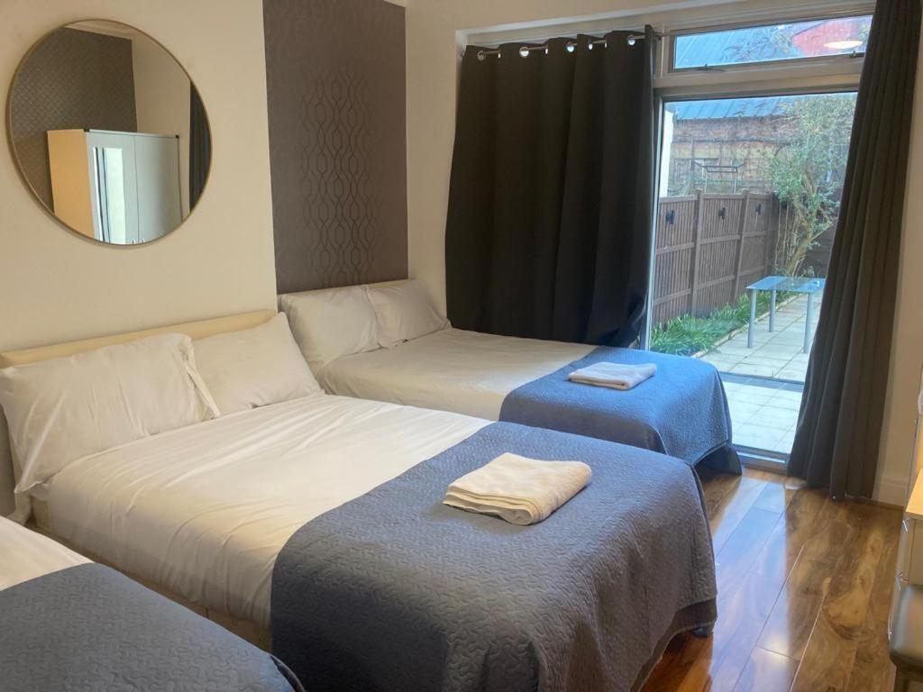 Twin Towerd Hotel Londra Esterno foto